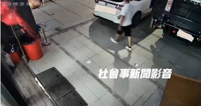 宗教用品公司遭潑紅漆驚魂。（圖 ／翻攝畫面）