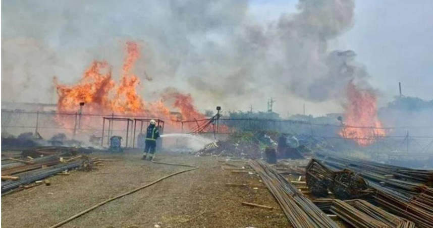 桃機三航廈旁火警濃煙竄天，險影響航班起降。（圖 ／翻攝畫面）