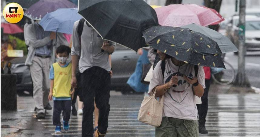 中央氣象署針對屏東縣發布大雷雨即時訊息。（示意圖／黃威彬攝）