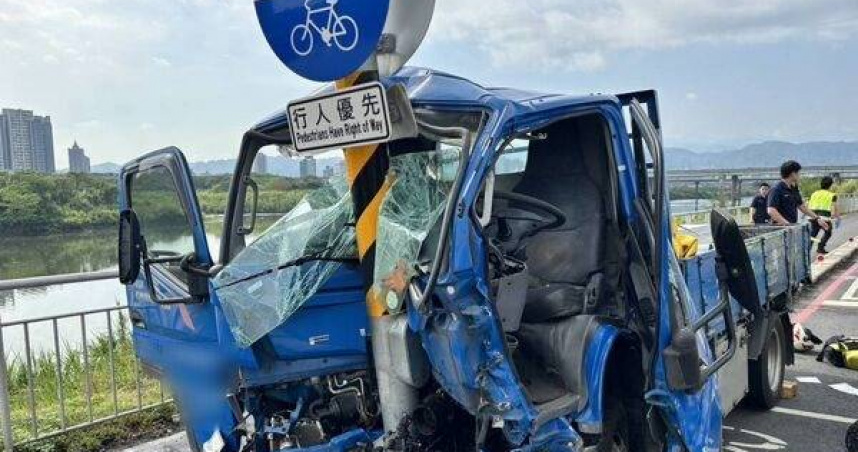 男子送貨提神喝藥酒，恍神自撞號誌桿慘骨折。（圖 ／翻攝畫面）