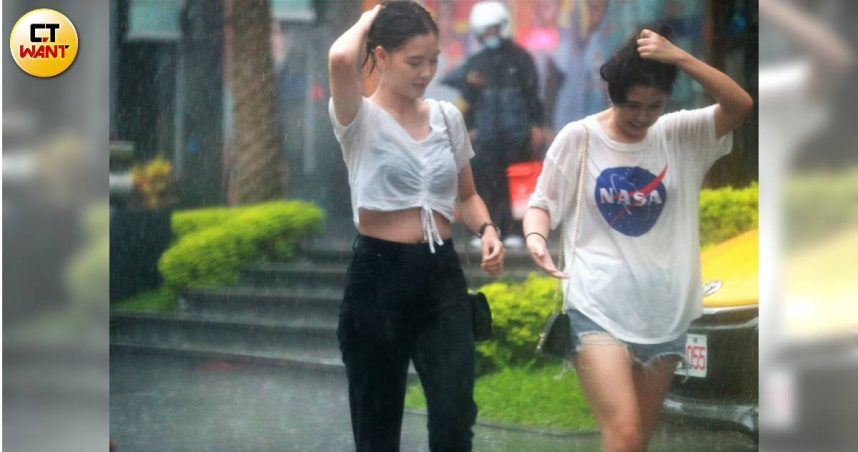 中央氣象署今天下午針對全台灣15縣市發布大雨特報，雨勢預估持續至晚上。（示意圖／CTWANT資料照）