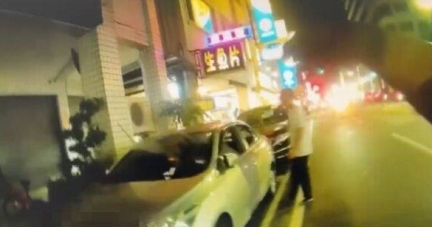 台南男子深夜狂砸車自稱為救人警方即刻逮捕。（圖／翻攝畫面）