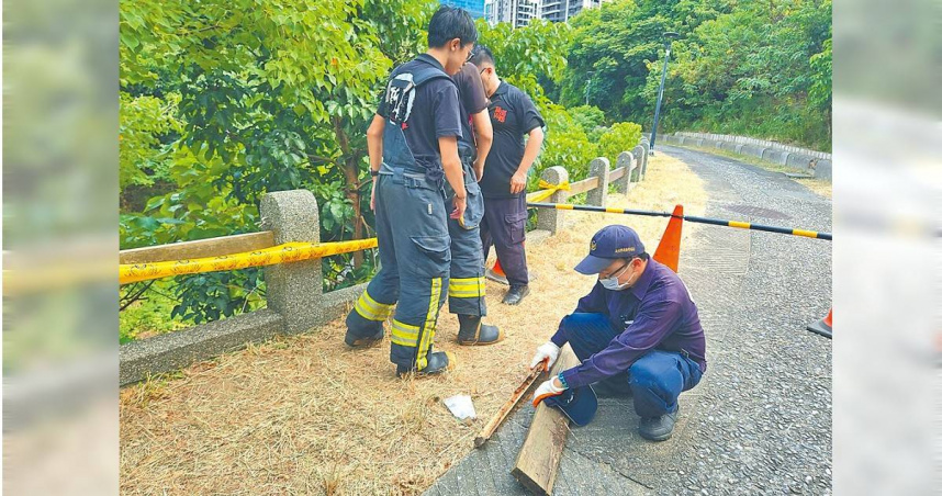 李姓男子7日在新北市淡水區公司田溪步道旁休息時，護欄突然斷裂，當場墜落約5公尺深溪谷，送醫不治。消防員協助警察局鑑識人員取得疑似斷裂的護欄。（圖／中國時報張鎧乙攝）
