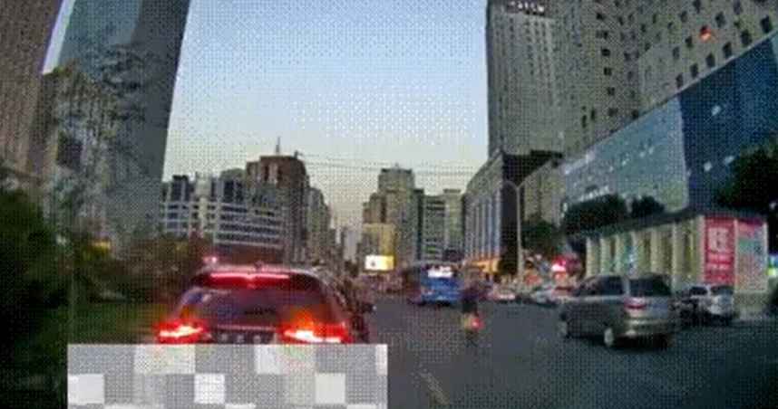 甘肅蘭州一名老人要過馬路，竟出手打好心幫忙的女駕駛。（圖／翻攝自中國新聞周刊微博）