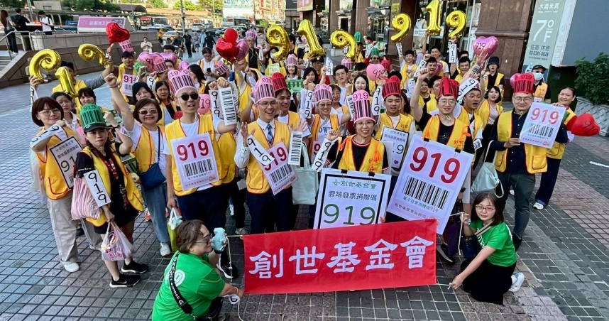 創世基金會化身條碼人向民眾募集發票。（圖／翻攝畫面）