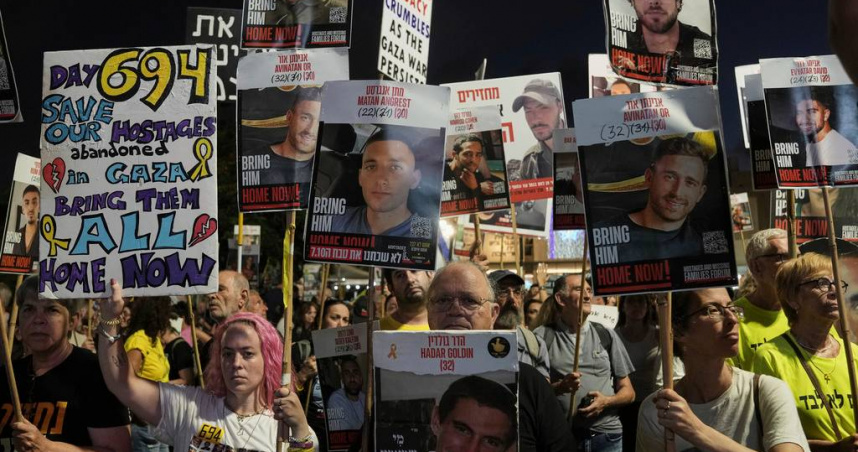 以色列民眾聚集在特拉維夫的人質廣場（Hostages Square）示威。（示意圖／達志／美聯社）