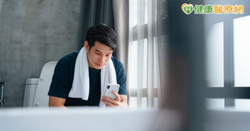 帶手機進廁所痔瘡風險增　研究：三分之一待超過5分鐘