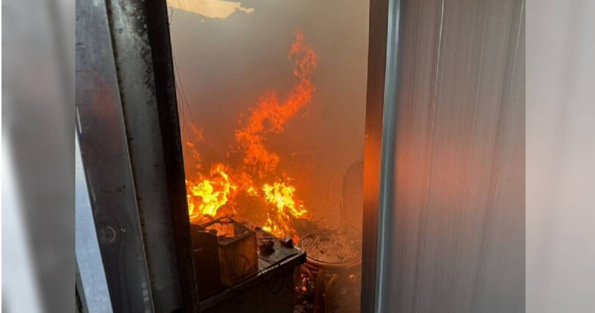 彰化芳苑清晨68歲男子倒臥火場緊急送醫。（圖／翻攝畫面）