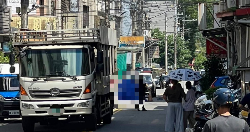 新竹發生死亡車禍，婦人不慎捲入貨車底身亡。（圖／翻攝自我是新竹縣北埔人臉書）