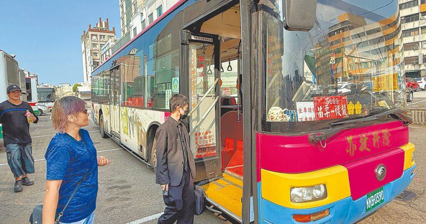 亦捷客運16日因司機薪資爭議集體罷工，導致苗栗12路線嚴重脫班，經縣府與監理所協調後，中午已全面恢復行駛。（圖／中國時報呂麗甄攝）