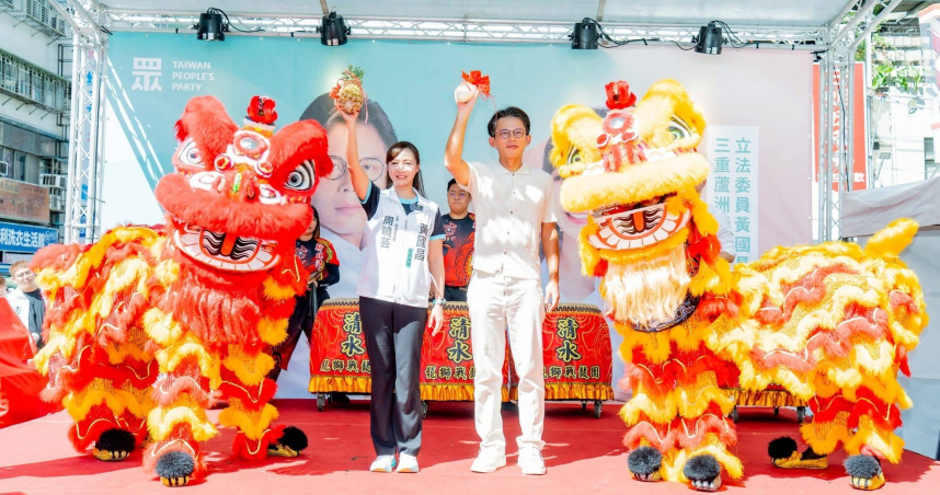 民眾黨主席黃國昌（右）與三重蘆洲區主任周曉芸（左）共同成立聯合服務處。（圖／取自周曉芸臉書）