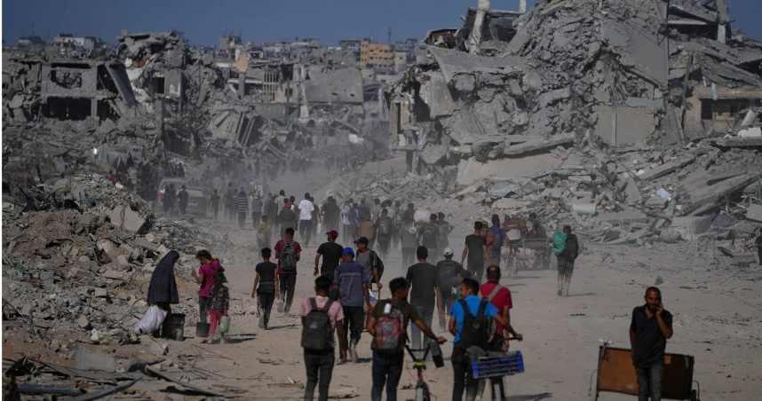 巴勒斯坦人返回加薩市澤圖恩區（Zeitoun）的家園。（圖／達志／美聯社）