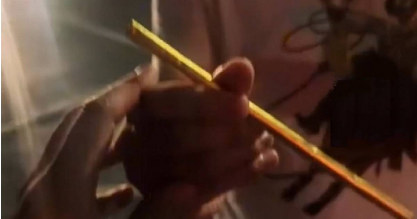 大陸浙江一名壽姓男子買了一支「黃金吸管」，近日邊騎車邊用黃金吸管喝奶茶，路過一個井蓋時吸管不小心飛出去，所幸在警方協尋下才順利找回。（圖／翻攝自微博／都市快報）