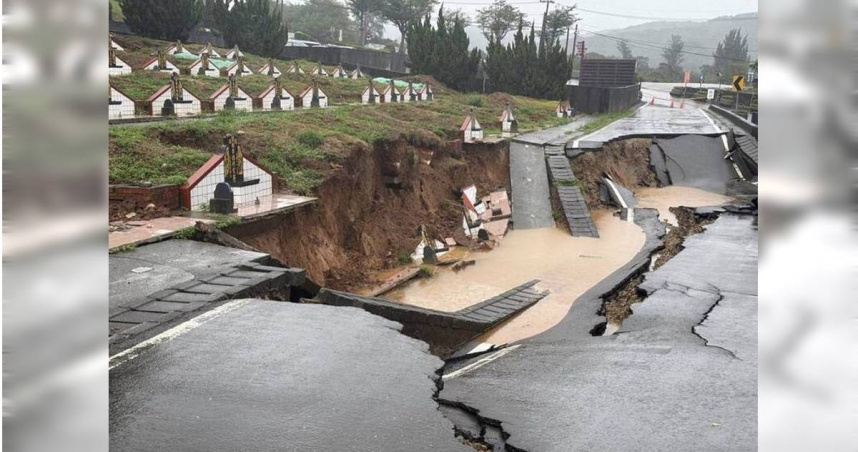 連日豪雨掏空路基棺木外露嚇壞家屬。（圖 ／翻攝畫面）