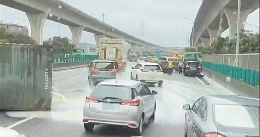 國道1號貨櫃車翻覆洩液，北向車陣回堵逾5公里。（圖 ／翻攝畫面）
