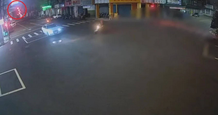 台中女駕奧迪凌晨闖紅燈，猛撞機車騎士慘死現場驚悚。（圖／翻攝畫面）