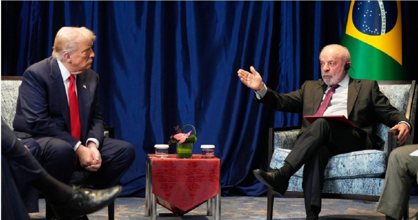 美國總統川普（左）與巴西總統魯拉（右）26日在吉隆坡的東南亞國家協會（ASEAN）峰會上舉行邊場會晤。（圖／達志／美聯社）