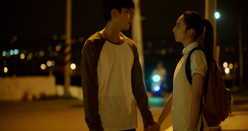 曾敬驊與李沐在劇中曖昧牽手。（圖／如果我不曾見過太陽提供）