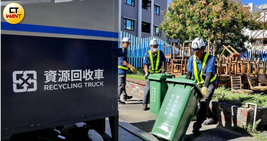 因應廚餘無法餵豬政策，不少地方清潔隊必須撥用他處人力全力支援廚餘清運，像竹北市公所就調度一台資源回收車用以備援清運校園廚餘。（圖／周志龍攝）