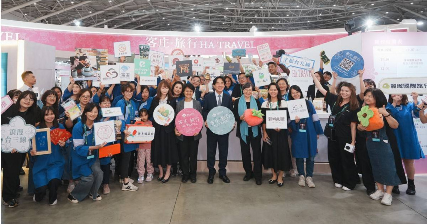 賴清德總統在客家委員會主任委員古秀妃、交通部長陳世凱、觀光署長陳玉秀、台灣觀光協會榮譽會長葉菊蘭、會長簡余晏等陪同下，參加旅展開幕典禮。（圖／客委會提供）