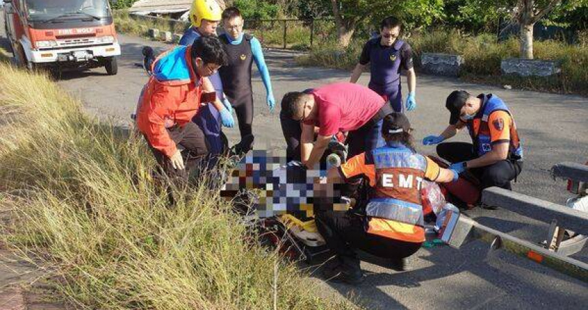 台南市學甲區華宗橋15日上午發生墜橋落水事件，約60歲男子救起時已無呼吸心跳，送醫搶救中。（圖／翻攝畫面）