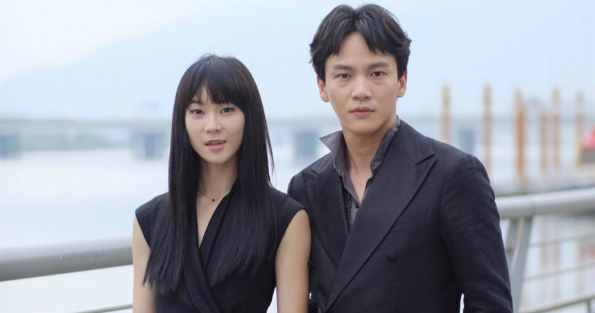 鍾瑶（左）2019年與曹晏豪合作《詭祭》擦出愛火。（圖／CTWANT／光譜映像提供）