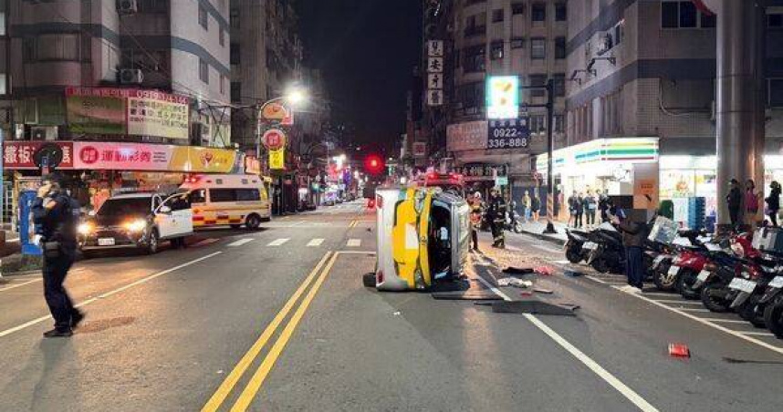 新北市新莊區23日凌晨發生車禍，賓士車從巷口衝出撞擊直行計程車，導致小黃側翻躺路中央。（圖／翻攝畫面）