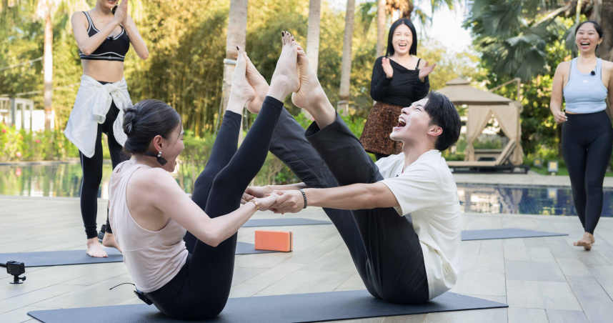 宋偉恩（右）與花花上演雙人瑜珈。（圖／東森提供）