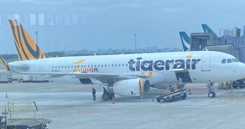 因應歐洲航空安全局發布緊急適航指令通報，台灣虎航調整航班。（圖／中國時報蔡明亘攝）