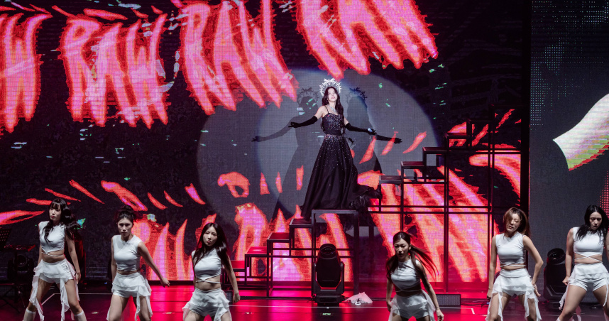 頌樂頭戴皇冠登場。（圖／讀者提供）