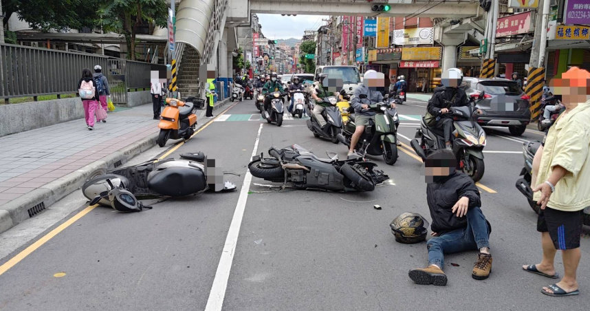 張女4日上午載孫女上課，卻在學校門口違規迴轉導致車禍。（圖／翻攝畫面）