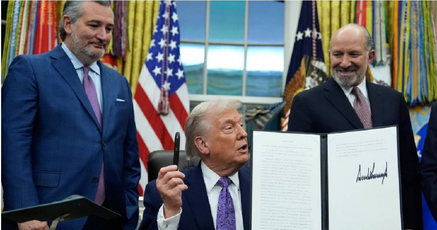 美國總統川普（中）在共和黨籍德州參議員克魯茲（左）以及商務部長盧特尼克（右）的陪同下，簽署了1項人工智能監管框架的行政命令。（圖／達志／美聯社）