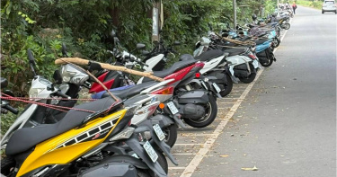 當地居民都知道，來到壽山動物園要用樹枝壓著車廂。（圖／翻攝Threads／＠p34569）