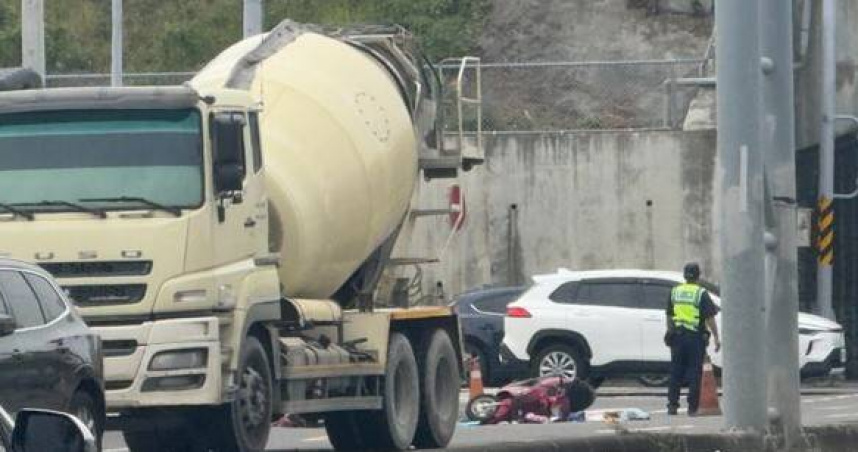 台南永康區復興路預拌水泥車與機車發生碰撞，60歲女騎士遭輾傷，頭臉部撕裂傷送醫急救。（圖／翻攝畫面）