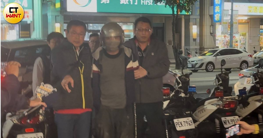 廖聰賢涉嫌殺害雙親，逃亡2天後於19日晚間落網，現已被移送蘆洲警分局偵訊。（圖／陳柔瑜攝）