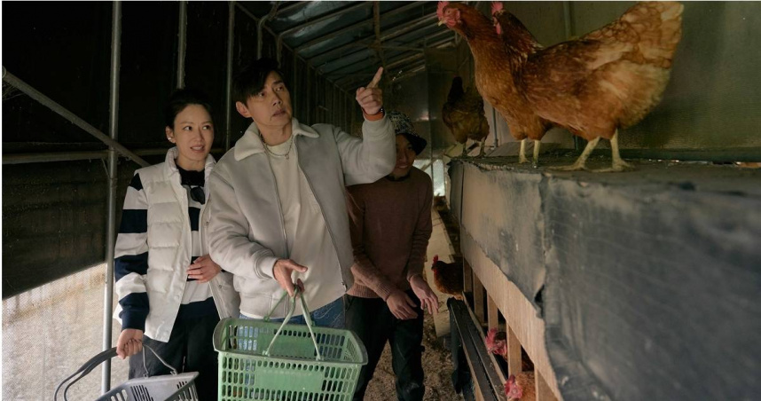 Melody（左起）、包偉銘驚喜擔任本集小幫手。（圖／好看娛樂提供）