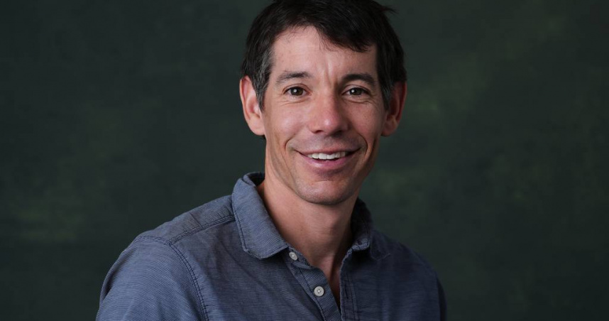 霍諾德原訂今日徒手攀登台北101，卻因信義區雨勢過大，Netflix宣布直播活動延期。（圖／達志／美聯社）