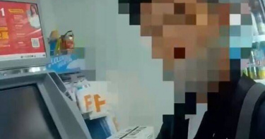 馬籍詐騙車手被抓現場29萬現金、9張提款卡。（翻攝畫面）