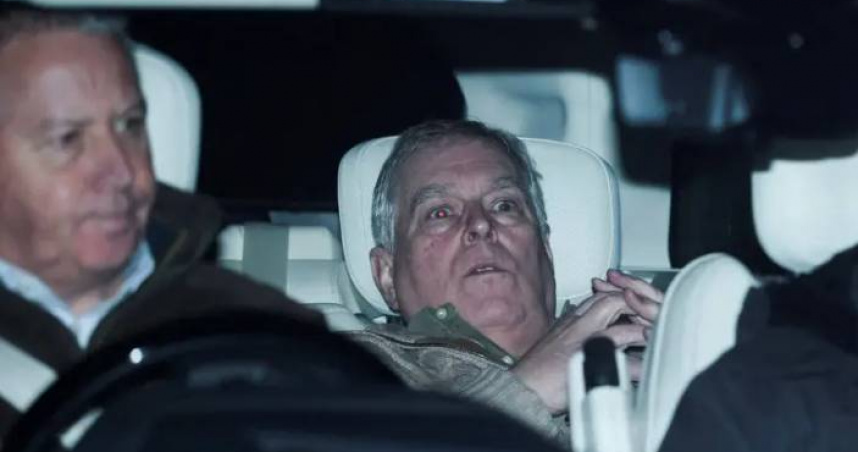 社運團體將安德魯被捕照片裱框掛於羅浮宮展廳牆面。（圖／達志／路透社）