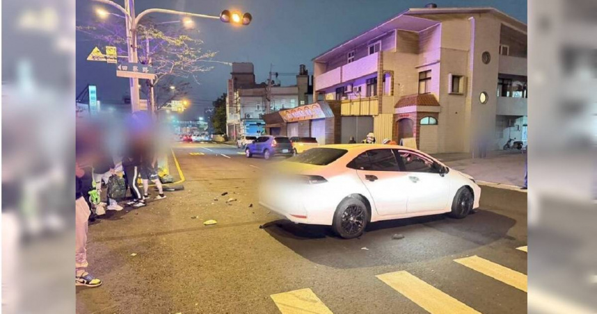 吳男1日晚間與朱姓騎士發生碰撞，朱男傷重不治，警方不排除是吳男行經閃紅燈路段時卻未停等禮讓而釀禍。（圖／翻攝畫面）