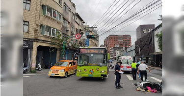 公車司機貪快闖紅燈撞女騎士 網友譏諷:299又闖禍了