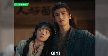 《逐玉》張凌赫（右）在田曦薇渣男前任面前宣示主權，上演掰頭吻。（圖／iQIYI愛奇藝國際版）