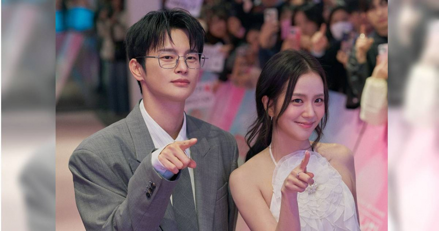 徐仁國（左）、Jisoo合作《訂閱男友》。（圖／Netflix提供）