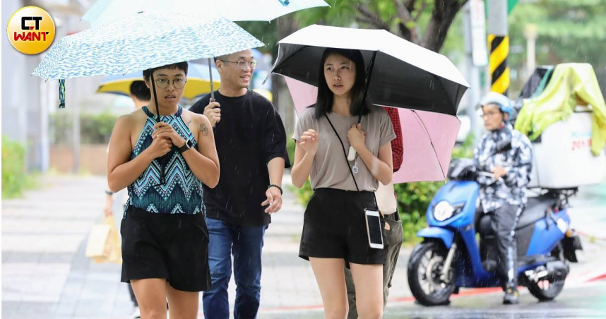 今天全台各地晴熱如夏，高溫飆破30度，下午北部、東北部因鋒面影響，有局部短暫陣雨的機率。（示意圖／方萬民攝）