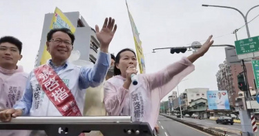 嘉義市長參選人張啓楷冒雨掃街謝票，感謝市民支持並強調將延續與精進市政發展。（圖／民眾黨提供）