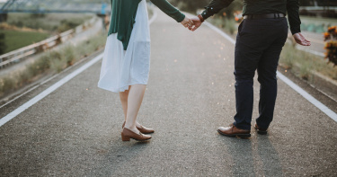 工程師公開徵友引關注，學歷與收入之外的條件成焦點。（示意圖／Pixabay）