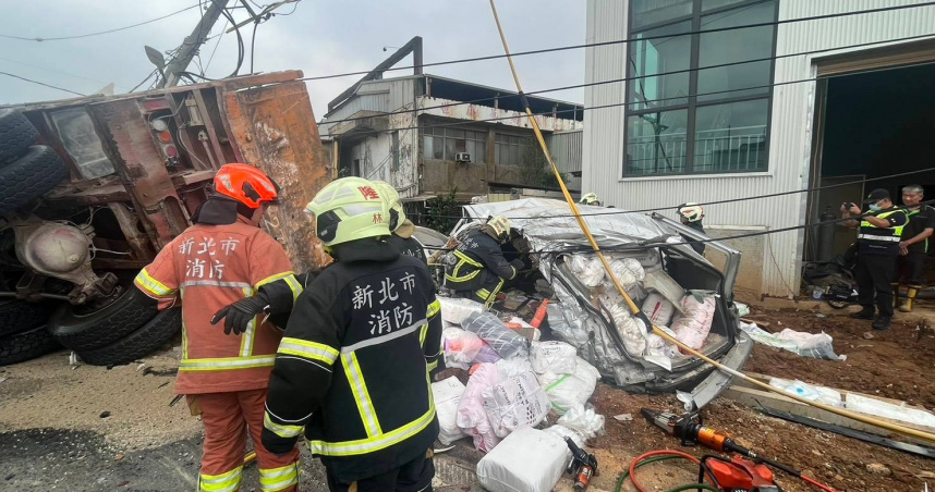鶯歌砂石車16日下午因不明原因追撞路旁車輛，導致7人受傷。（圖／翻攝畫面）