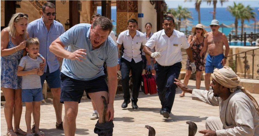 埃及紅海度假勝地赫爾加達一處飯店發生弄蛇表演意外，一名德國遊客遭眼鏡蛇咬傷後不治。（示意圖／AI生成）