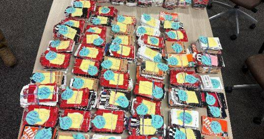 美國德州近日破獲1起跨郡禮品卡詐騙案，逮捕3名台灣籍嫌犯，並查獲逾1.1萬張禮品卡。（圖／翻攝自TDLR）