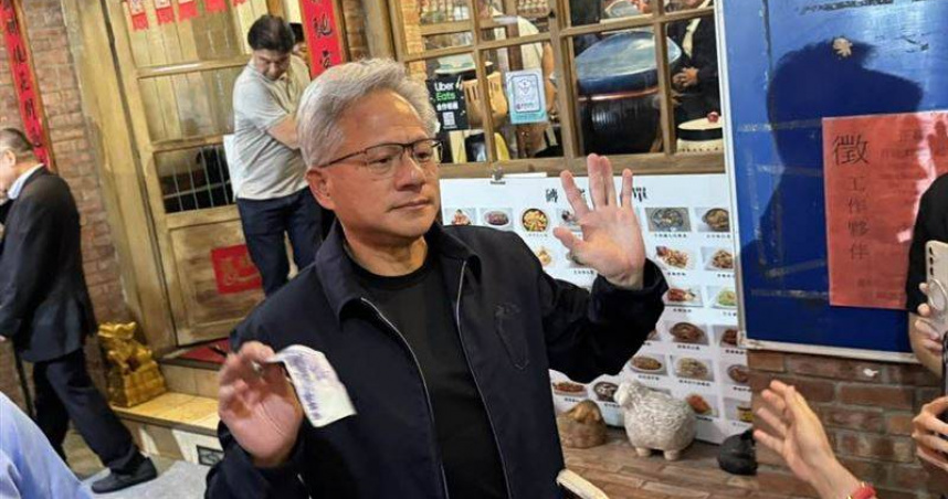 黃仁勳為了能立刻品嚐美食，當場使出「鈔能力」。（圖／三立記者師瑞德攝影）